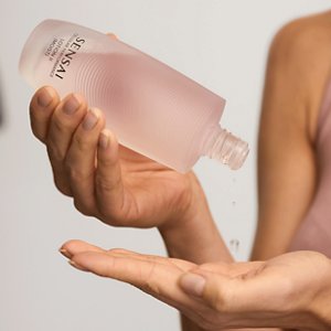 Person, die Cellular Performance Lotion 2 (Moist) aus dem Flakon auf die Hand gibt